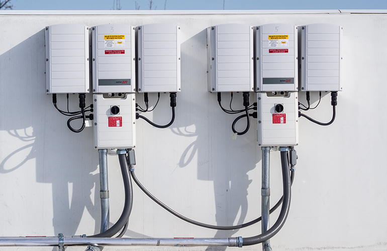 major-residential-inverter-manufacturers-weather-industry-headwinds-2025-trends-in-solar