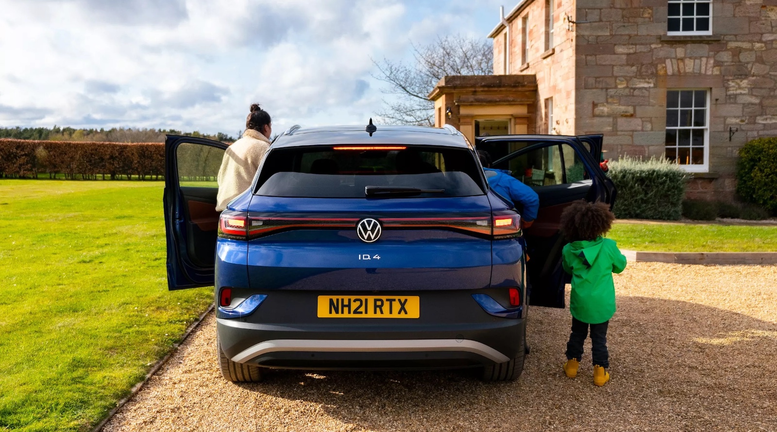automakers-hit-with-big-fines-for-not-selling-enough-electric-cars-in-uk?-conflicting-reports