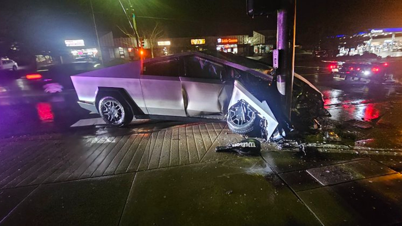 tesla-cybertruck-crashes-into-light-pole-while-using-fsd-132.4