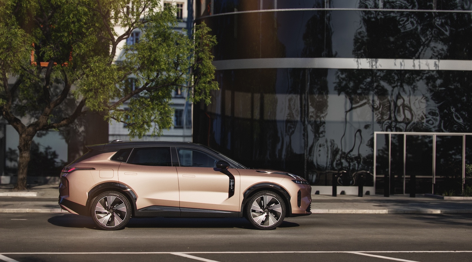 lynk-&-co-brings-plugin-hybrid-with-200km-of-range-&-dc-fast-charging-to-europe-—-meet-the-08