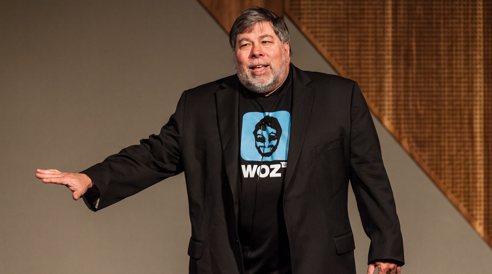 apple-legend-woz-torches-tesla-ui