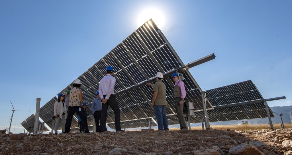 the-us-solar-industry-is-setting-records,-but-the-dark-clouds-of-doom-are-gathering