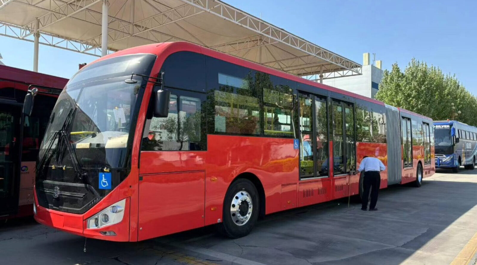 new-articulated-electric-bus-from-zhongtong-crossed-3-mountain-ranges,-now-in-trials-in-bogota