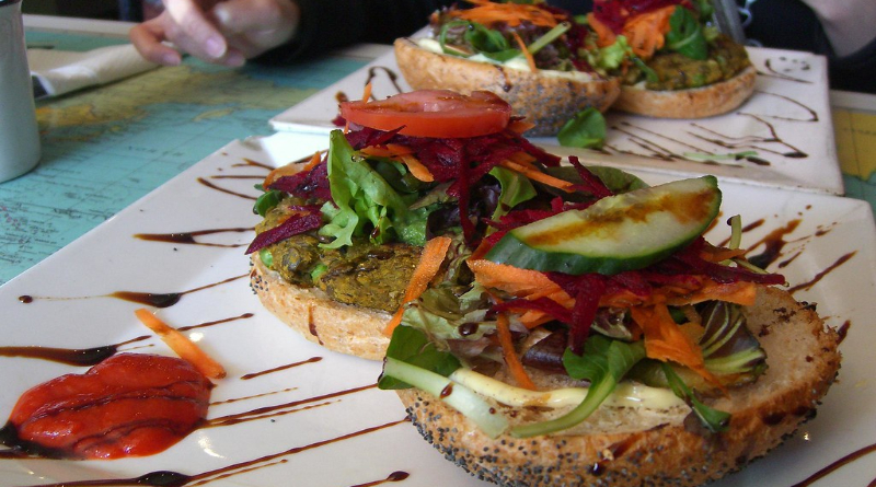 what-happens-when-menu-design-accentuates-plant-based-choices?