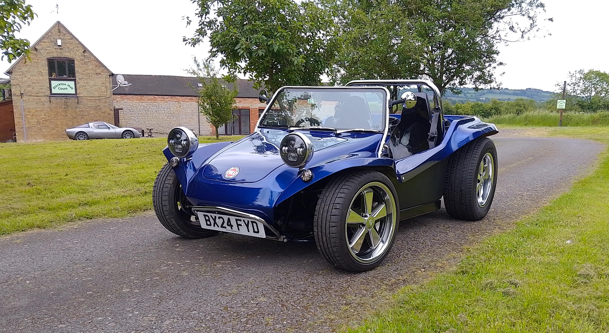 mika-meon-e:-the-world’s-lightest-road-legal-ev,-built-for-pure-fun