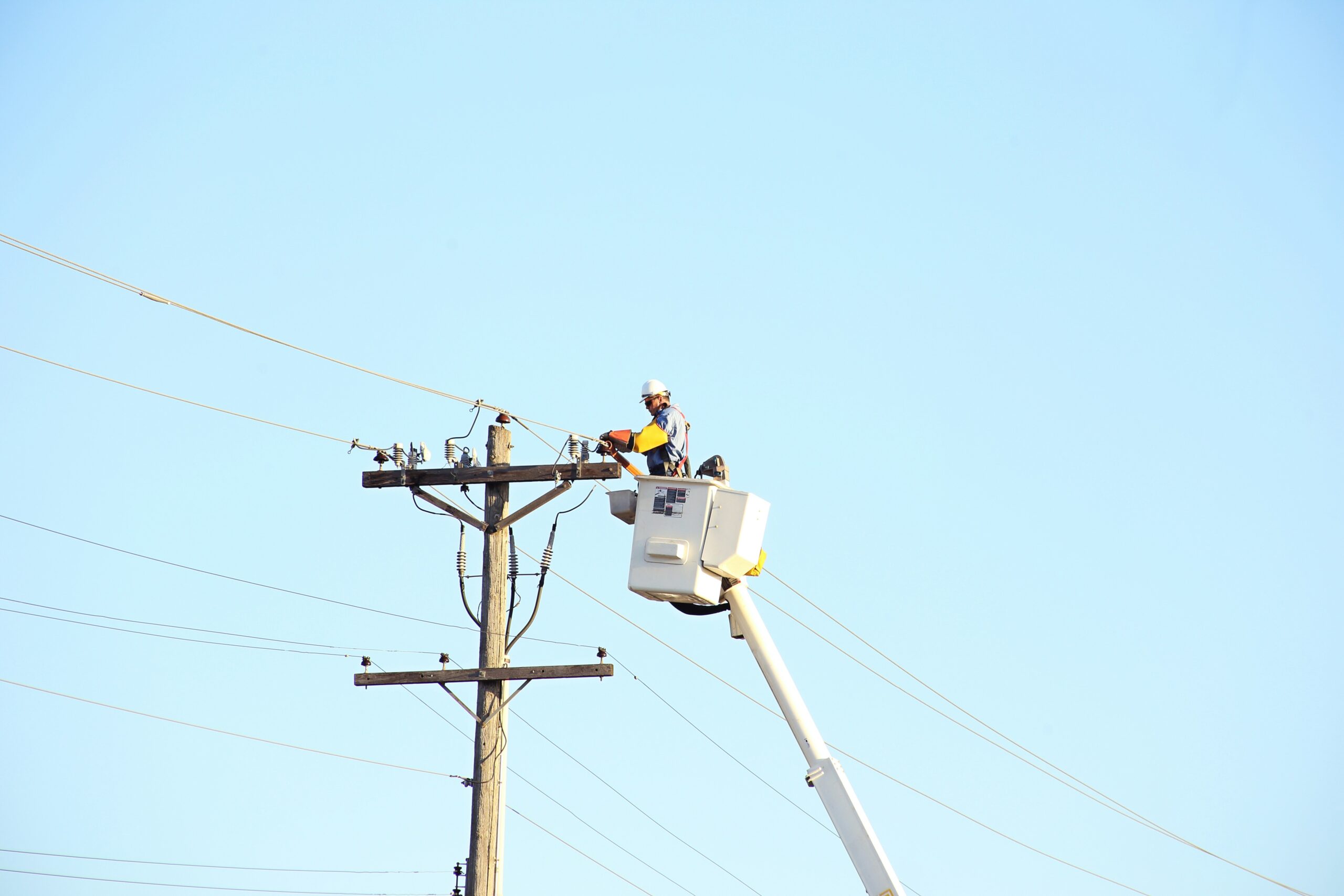 google-launches-ambitious-program-to-train-100,000-electrical-workers-for-the-ai-powered-future
