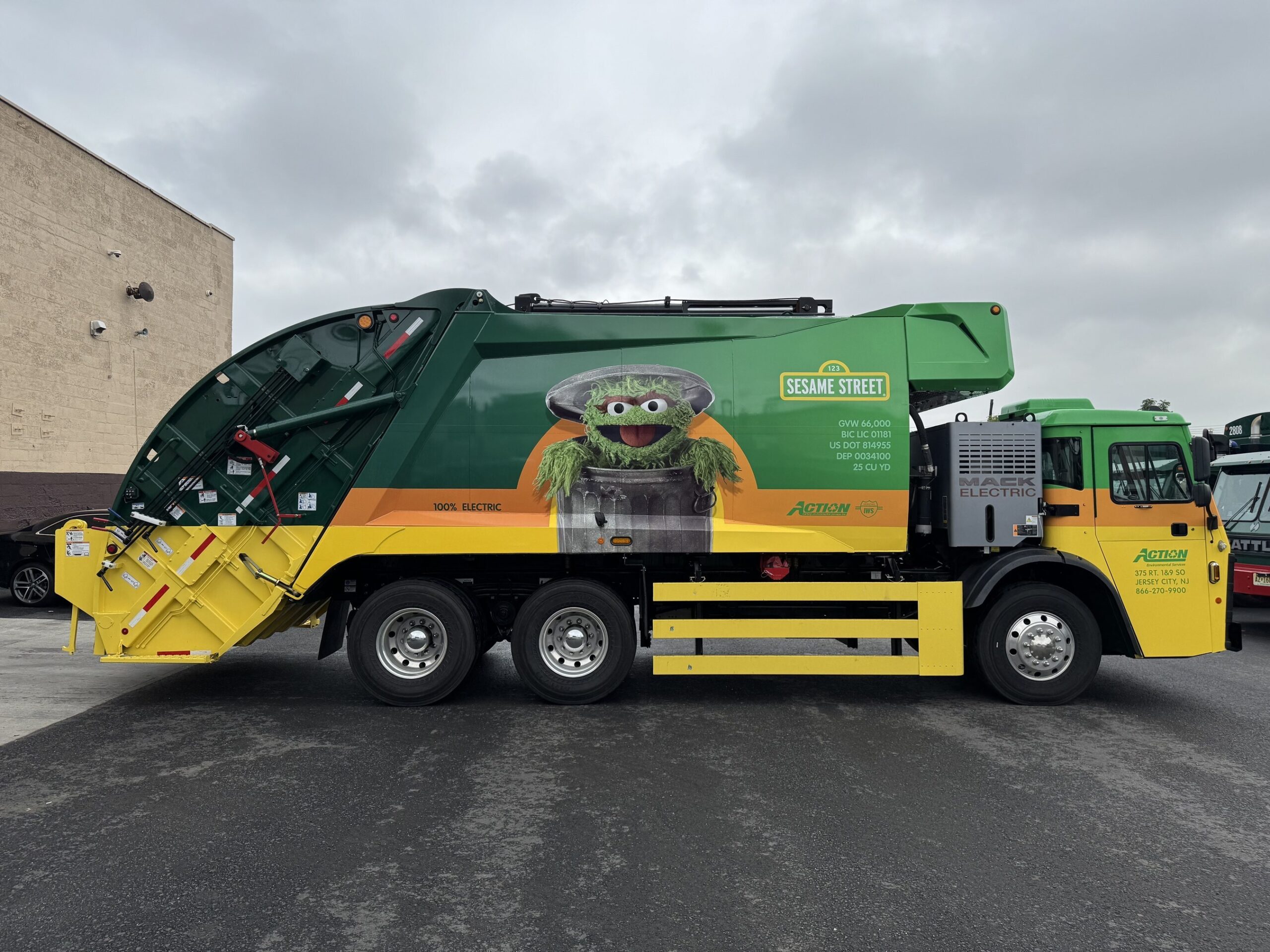 action-carting-environmental-services-debuts-first-electric-collection-truck,-featuring-sesame-street’s-oscar-the-grouch