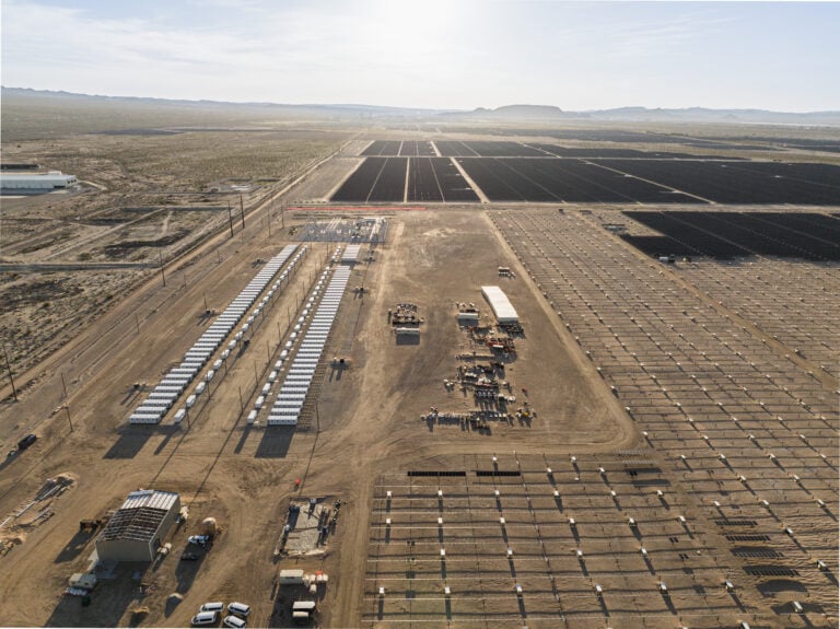 us-renewables-and-battery-storage-developers-avantus,-arevon,-and-clearway-secure-financing