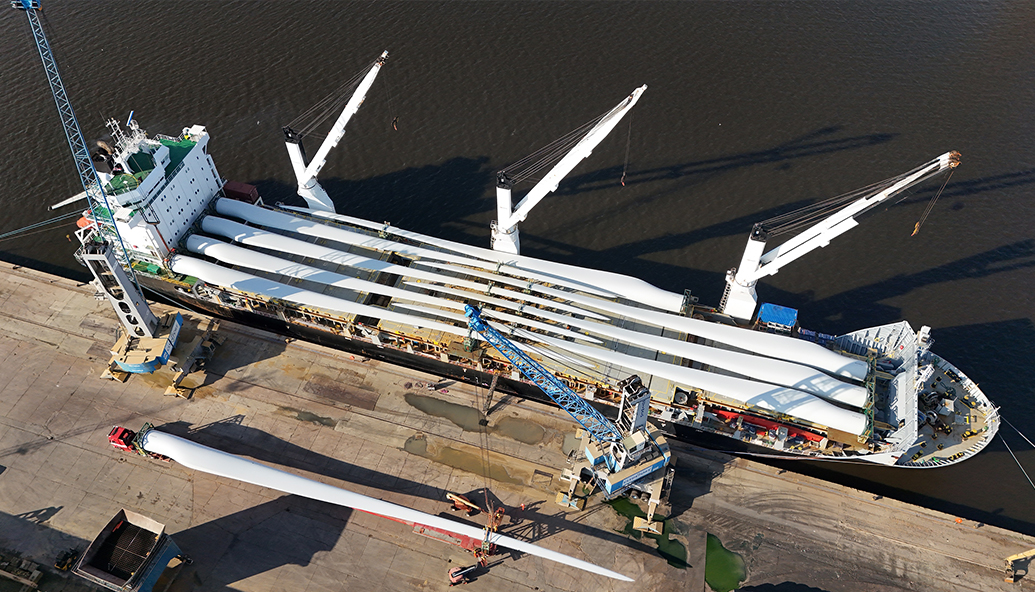 huge-wind-turbine-shipment-arrives-in-scottish-port