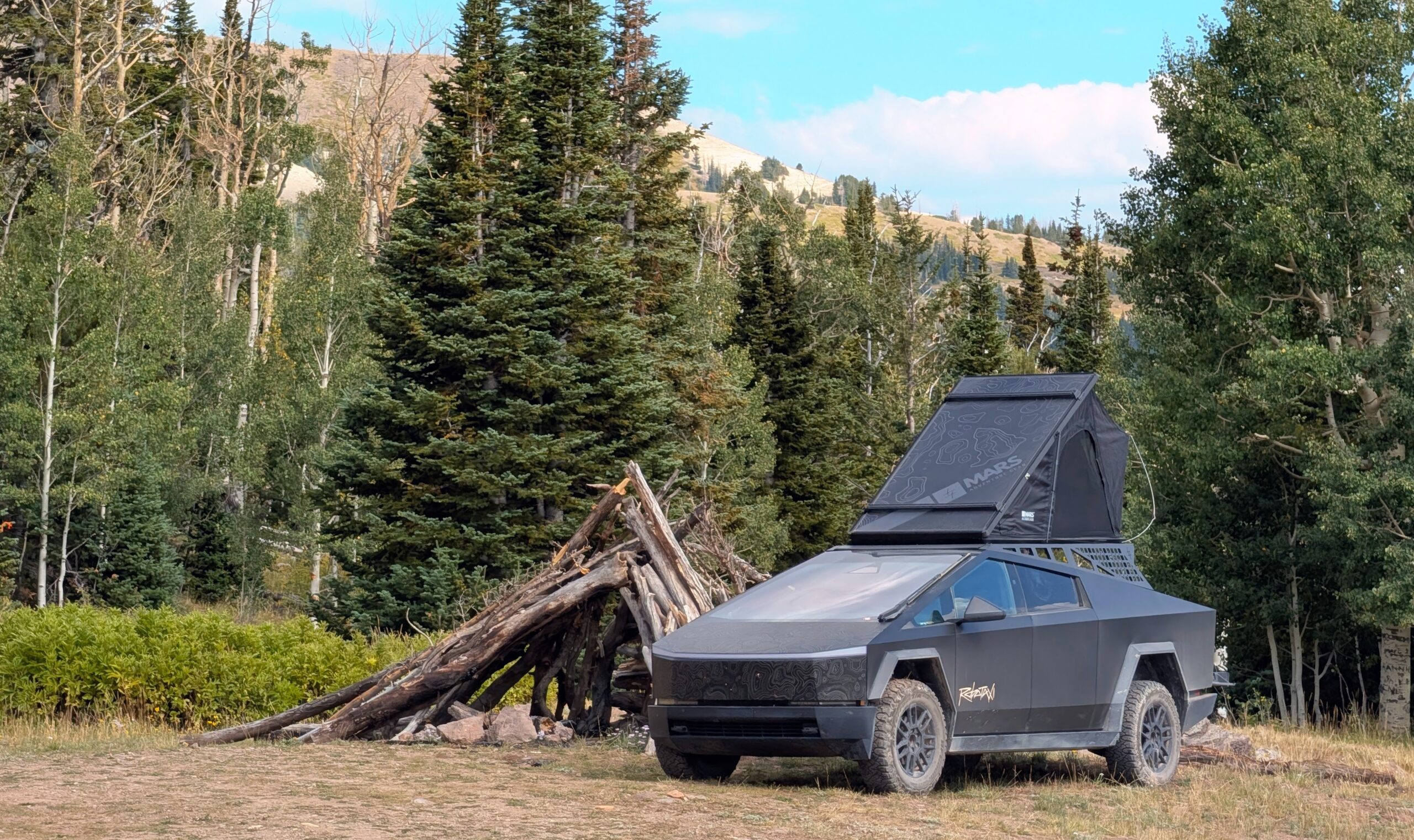 the-mars-adventure-gear-cybertruck-expedition-rack-&-aeroblade-tent-—-cleantechnica-tested