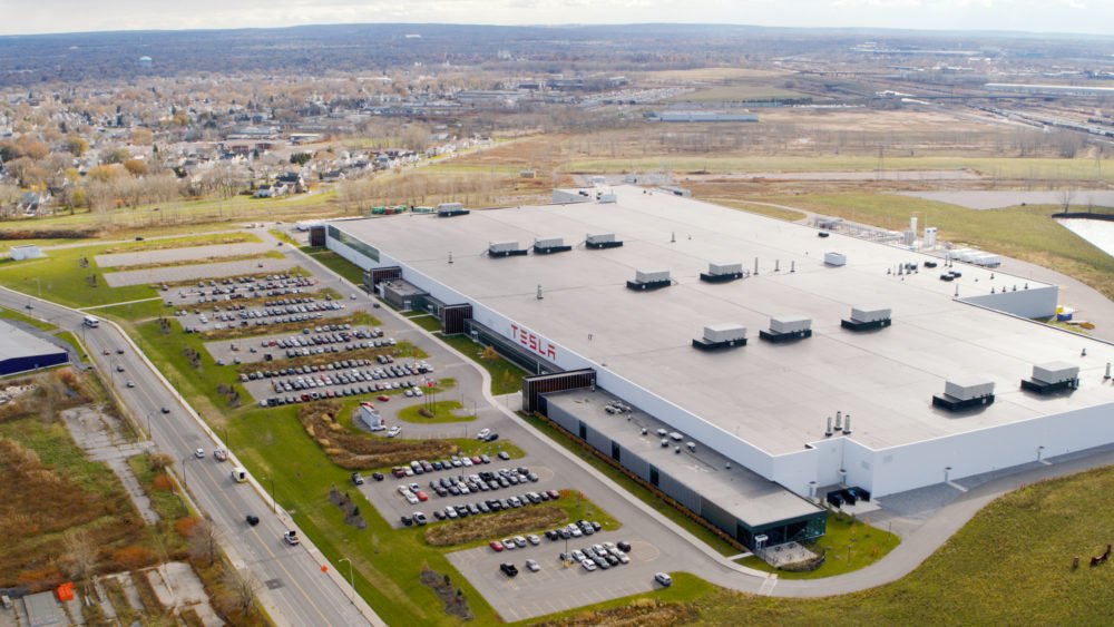 tesla-claims-it’s-making-solar-panels-again-at-its-buffalo-factory