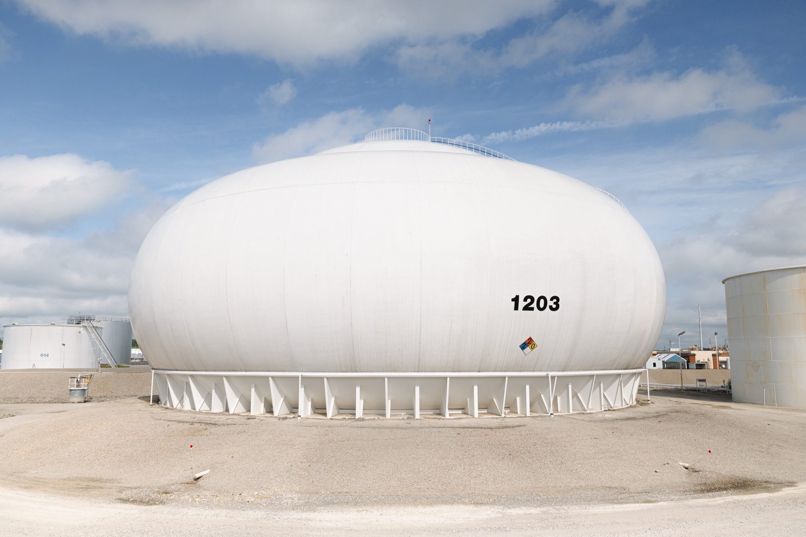 oneok-announces-higher-full-year-2025-earnings:-net-income-up-11%,-adjusted-ebitda-up-18%