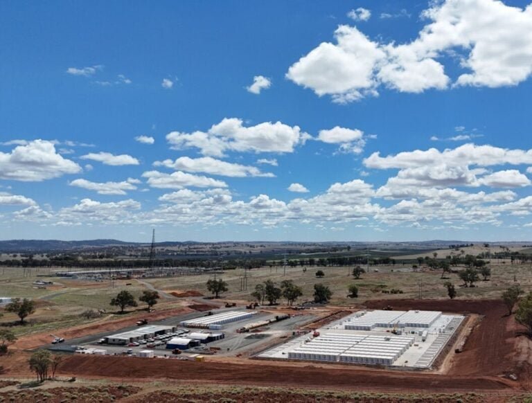 fluence-completes-ahead-of-schedule-delivery-of-all-enclosures-to-600mwh-bess-in-australia