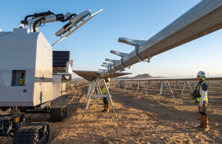 robots-install-100-mw-of-solar-panels-on-1-gw-aes-project