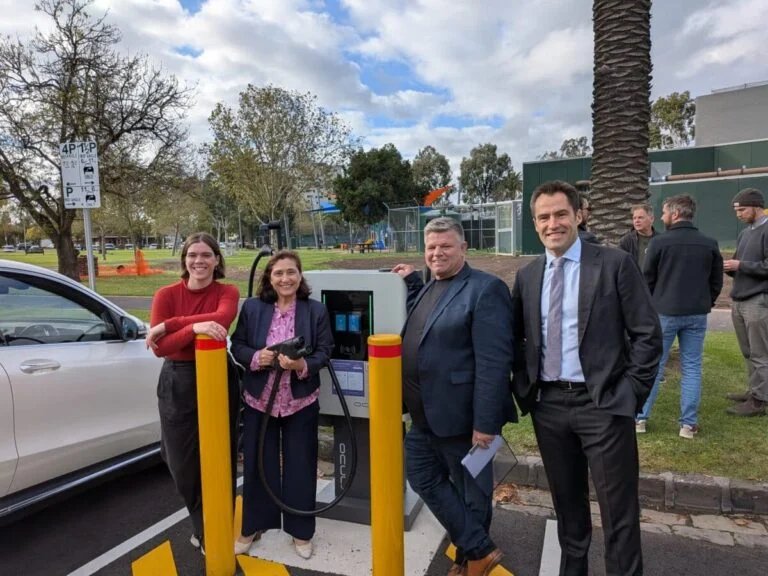 yarra-energy-foundation-brings-community-battery-paired-with-ev-chargers-online-in-australia