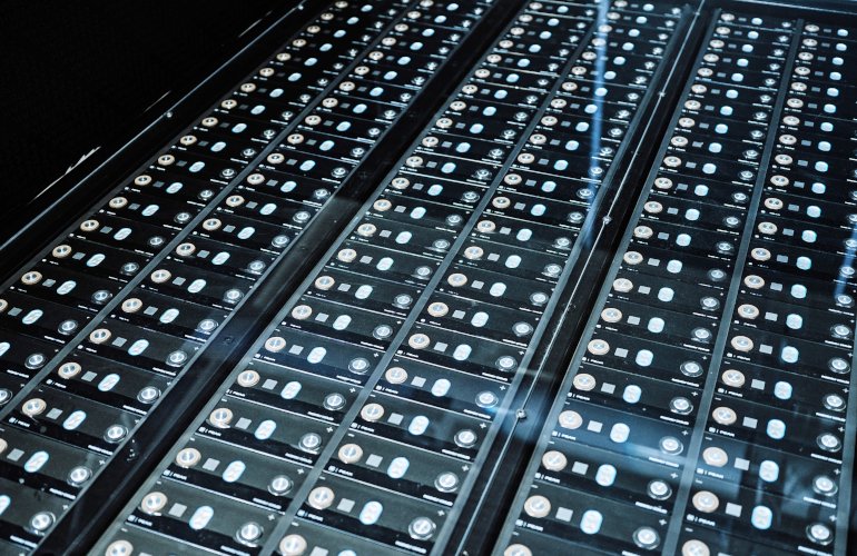 gm-to-manufacture-sodium-ion-battery-cells-for-peak-energy-bess