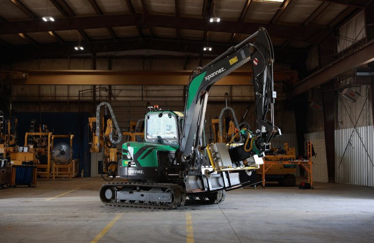 xpanner-sets-up-excavator-based-solar-panel-installation
