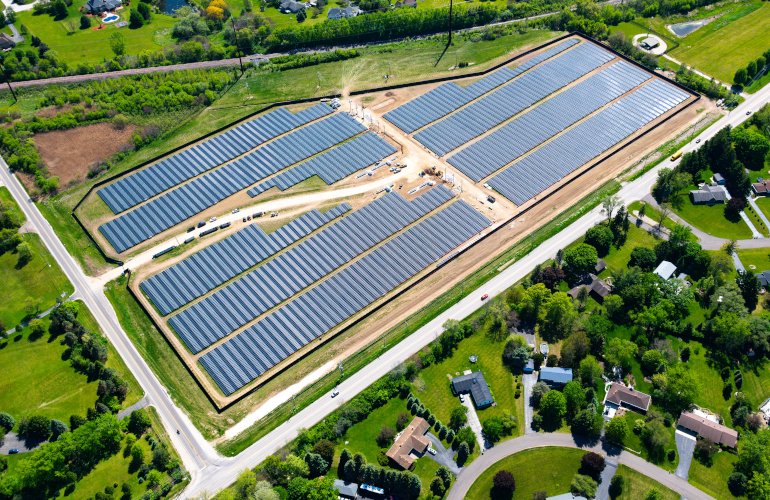 illinois-solar-project-adapts-layout-to-train-tracks,-wetland-and-existing-power-lines